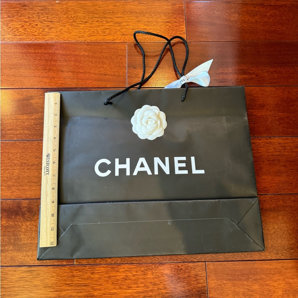 We’ve Chanel gift bag - Picture 6 of 6